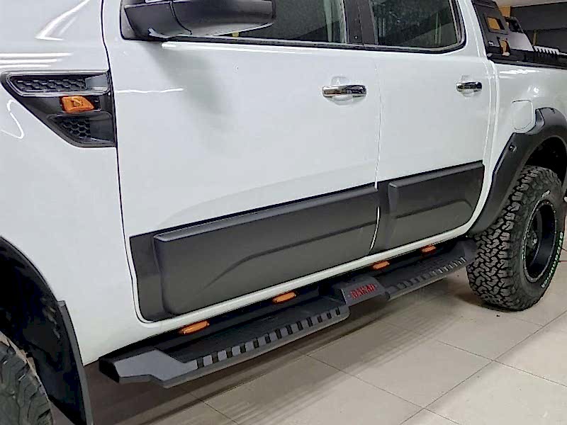 Volkswagen Amarok Yan Kapı Kabartmaları